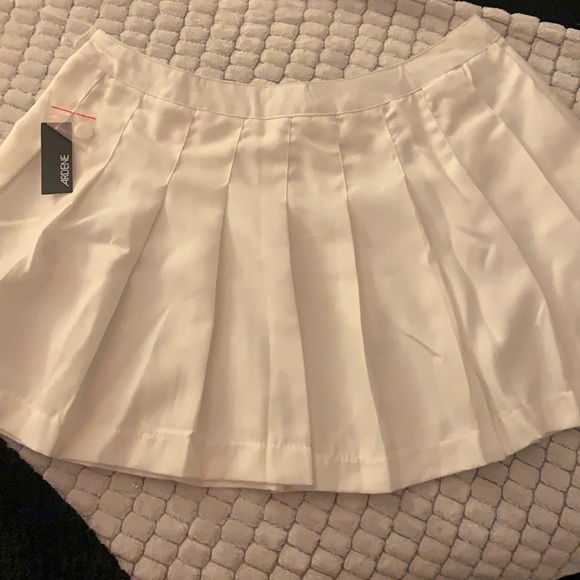 Black and white skirt - Picture 3 of 4